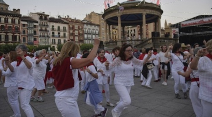 Los bailes más tradicionales siguen presentes en las tardes sanfermineras en la plaza del Castillo.