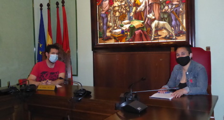 Mikel Oteiza Iza, alcalde de Atarrabia, e Itziar Luri Equiza, representante de Labrit Patrimonio, firman el convenio de colaboración. (LABRIT PATRIMONIO)