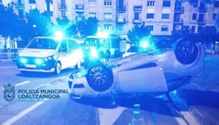 Imagen del vehículo que ha volcado en la plaza de los Fueros de Iruñea. (POLICÍA MUNICIPAL DE IRUÑEA) 