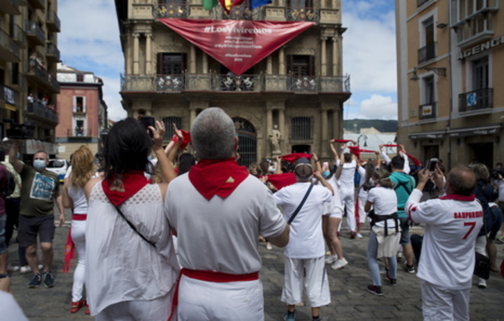 La discriminación del euskara en el pañuelo gigante desplegado en el Ayuntamiento ha terminado en el TAN. (Iñigo URIZ/FOKU)