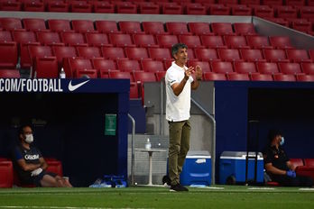 Imanol da instrucciones a sus jugadores en el Wanda Metropolitano. (Gabriel BOUYS/AFP)