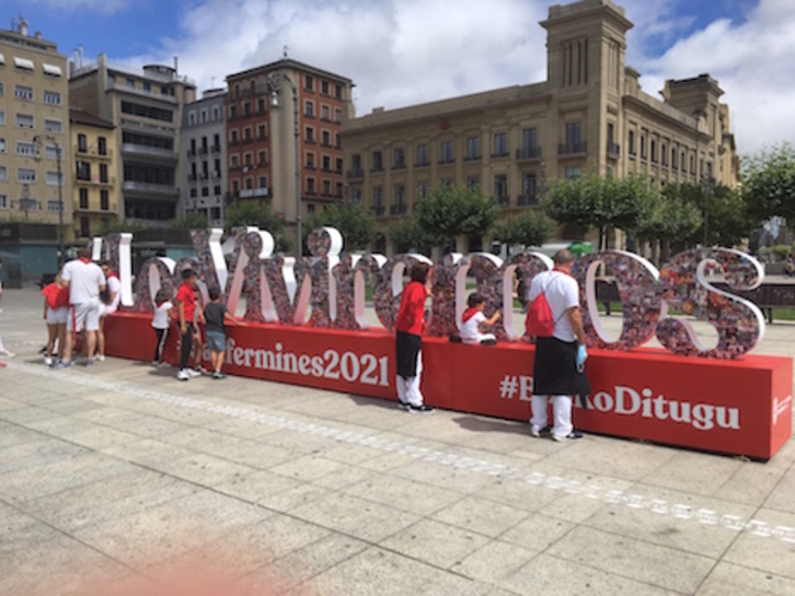 EH Bildu de Iruñea reclama que el cartel gigante de la campaña #LosViviremos sea bilingüe.
