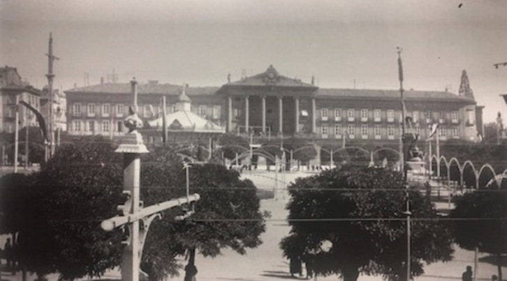 El Teatro Gayarre, a comienzos del siglo XX, cuando su fachada daba todavía a la plaza del Castillo. (FOTOTECA DE NAFARROA)