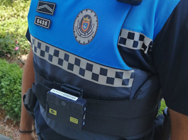 Un agente de la Policía Municipal de Iruñea con la cámara en su uniforme. (AYUNTAMIENTO DE IRUÑEA)