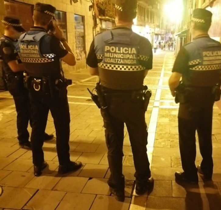 Agentes patrullando este fin de semana en Alde Zaharra de Iruñea. (POLICÍA MUNICIPAL DE IRUÑEA)