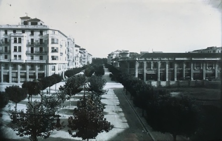 Imagen de la avenida Carlos III en 1929, con Casa Doria a la derecha. (FOTOGRAFÍAS: José GALLE/ARCHIVO GENERAL DE NAFARROA)