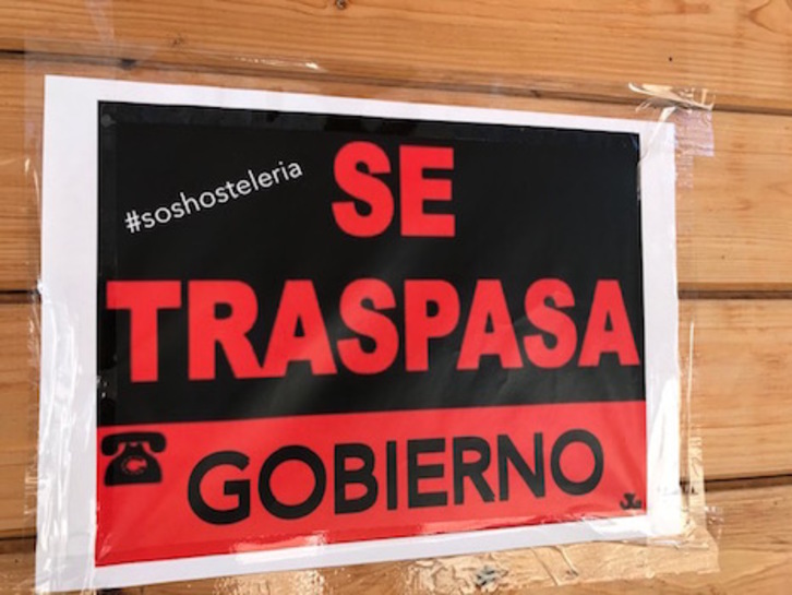 Cartel de la campaña en defensa de la hostelería en un local de Burlata.