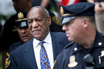 El actor estadounidense Bill Cosby en su llegada a la corte en Pensilvania para enfrentar la sentencia por agresión sexual, en 2018. (Brendan SMIALOWSKI/AFP)