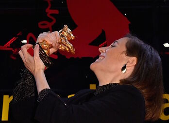 La cineasta catalana Carla Simón, con el Oso de Oro en sus manos. 