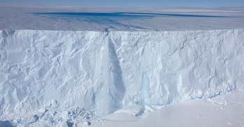 Lago del glaciar Sorsdal, en la Antártida.  