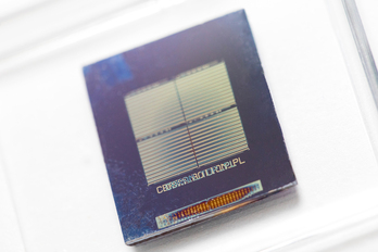 Un dispositivo de memoria de ordenador memristor que está habilitado por una capa delgada de carbono de origen atómico fabricado por NETL.