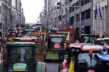 Tractores en las calles de Bruselas este martes, con motivo de la reunión de ministros de Agricultura.