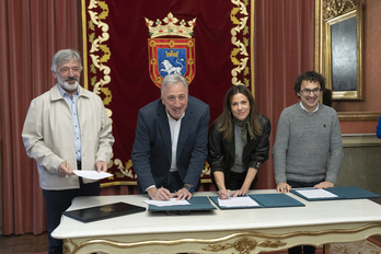 Martínez (Geroa Bai), Asiron (EH Bildu), Curiel (PSN) y Mauleón (C-Z), al firmar el acuerdo.
