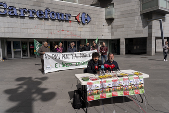 Protesta de EHNE contra el etiquetado de productos 100% vegetales con nombres cárnicos.
