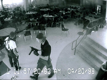 Harris y Klebold, en la cafetería del instituto antes de suicidarse.