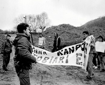 Guardias civiles interceptan una protesta de opositores a la autovía en las cercanías de las obras y efectúan disparon de fuego real al aire el 20 de febrero de 1990.