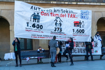 Manifestación celebrada por AHT Gelditu! el pasado enero en Iruñea para reclamar que el dinero del TAV se destine a cuidados.