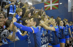 Esther Arrojeria eta, atzean, Alba Menendez, Gascara joandako zaleak agurtzen, EHF European Leagueko kanporaketan.