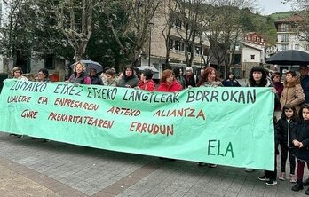 Zumaiako etxez etxe laguntzako zerbitzuko langileek egindako protesta.